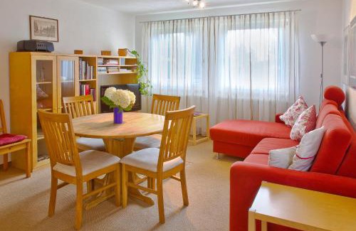 Neurochwitz Apartment | Oceanfront Elegance at Ferienwohnung Oberloschwitz