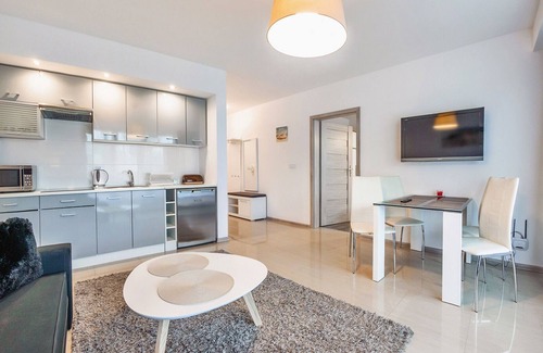 Sianozety Apartment | Cozy Retreat for 4 with Pool & Kitchen in Ustronie Morskie