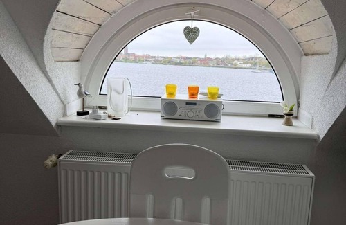 Ploen Apartment | Ferienwohnung Plune - Holiday apartment directly on the Großer Plöner See