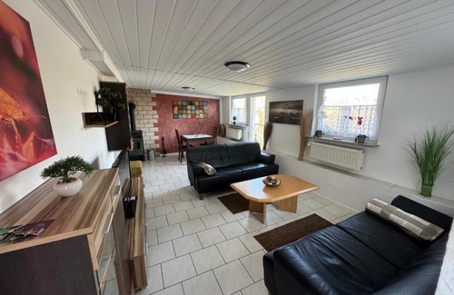 West Apartment | Family-Friendly Ferienwohnung Römerbrücke with Pet Amenities