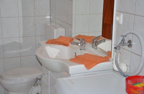 West Apartment | Family-Friendly Ferienwohnung Römerbrücke with Pet Amenities