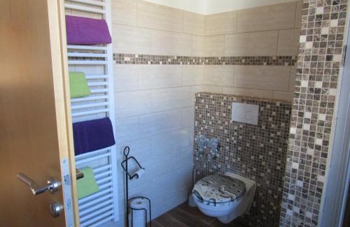 Aichen Apartment | Top-Rated Ferienwohnung Rosa with Hot Tub & Breakfast
