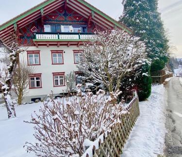 Oberstaufen Apartment | Stylish Ferienwohnung RESL in Historic Schindelhaus
