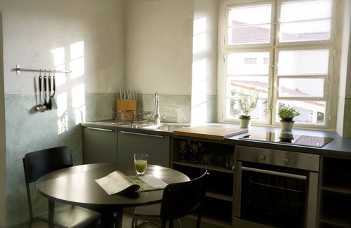 Sipplingen Apartment | Retro Retreat: Family-Friendly Apartment with Breakfast Included