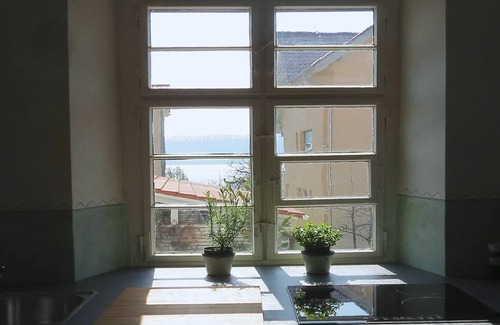 Sipplingen Apartment | Retro Retreat: Family-Friendly Apartment with Breakfast Included