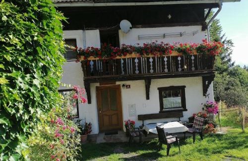 Mutters Apartment | Serene Retreat by the Forest: Family-Friendly Accommodations