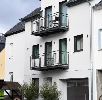 Lieser Apartment | Cozy Ferienwohnung Riesling: Family-Friendly Retreat