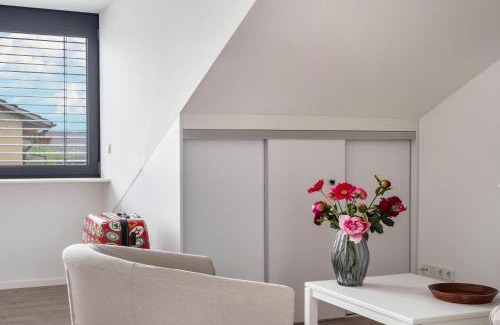 Petershausen-West Apartment | Lakefront Retreat: Ferienwohnung Rosenrot for Family Fun