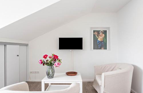 Petershausen-West Apartment | Lakefront Retreat: Ferienwohnung Rosenrot for Family Fun