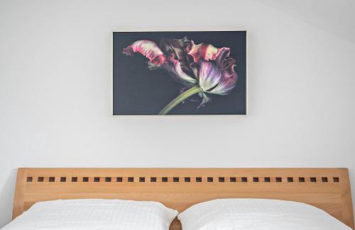 Petershausen-West Apartment | Lakefront Retreat: Ferienwohnung Rosenrot for Family Fun