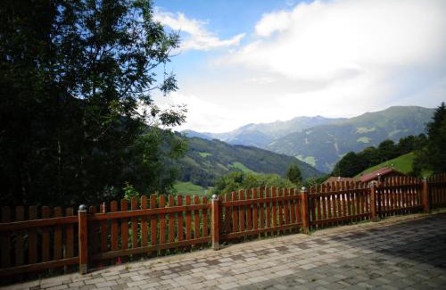 Gerlosberg Apartment | Cozy Ferienwohnung Roswitha: Pet & Child Friendly Retreat