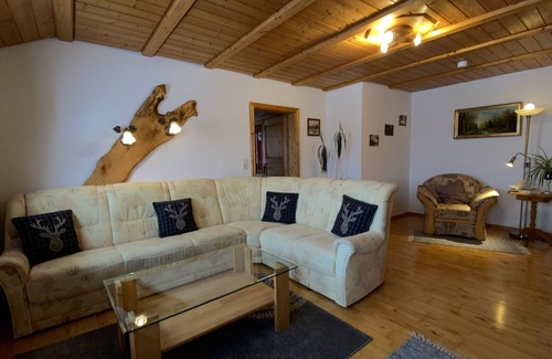 Wolpadingen Apartment | Cozy Ferienwohnung Süd with Kitchen & 10/10 Guest Rating
