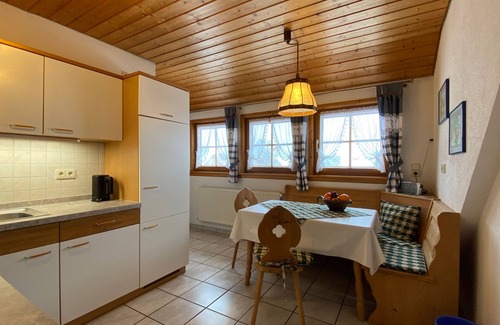 Wolpadingen Apartment | Cozy Ferienwohnung Süd with Kitchen & 10/10 Guest Rating