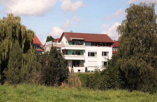Ailingen Apartment | Inviting Ferienwohnung "Sonnenblume" with Kitchen & Breakfast