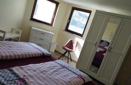 Hilbringen Apartment | Cozy Ferienwohnung Saarwiesen with Breakfast & Dining