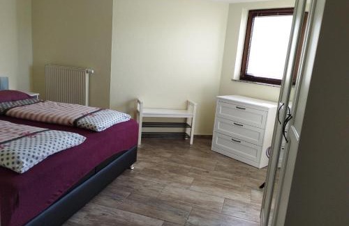 Hilbringen Apartment | Cozy Ferienwohnung Saarwiesen with Breakfast & Dining