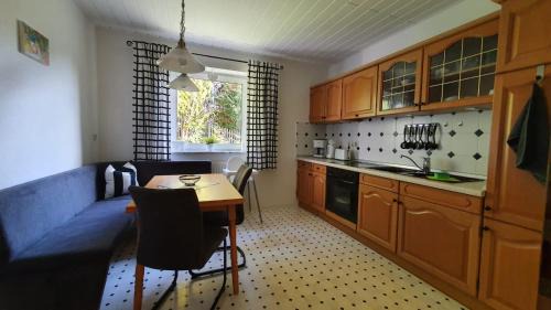 Burgk Apartment | Beautiful Ferienwohnung Schloss Burgk: Pet-Friendly Retreat
