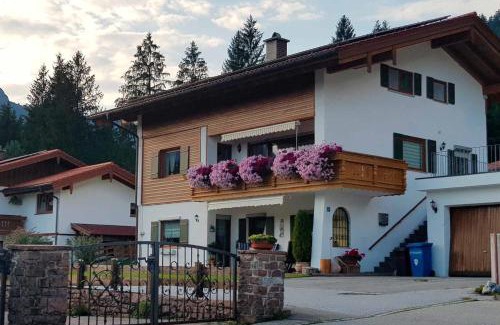 Bischofswiesen Apartment | Oceanfront Retreat: Ferienwohnung Schnitzlbaumer Awaits