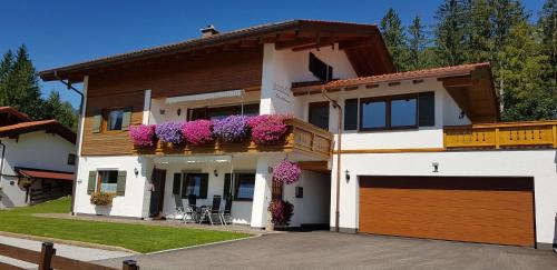Bischofswiesen Apartment | Oceanfront Retreat: Ferienwohnung Schnitzlbaumer Awaits