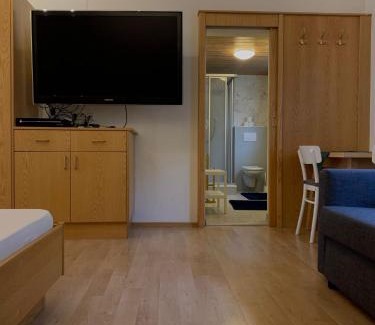 Lanersbach Apartment | Welcoming Ferienwohnung Schweng: Pet-Friendly Retreat