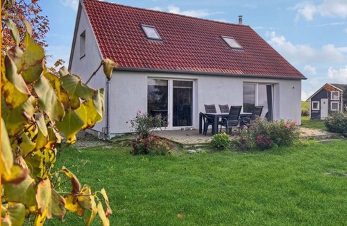 Dobin am See Cabin | Discover Ferienwohnung Seeblick: Family & Pet-Friendly Retreat