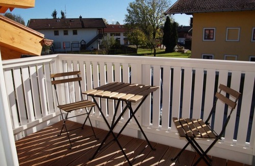 Chieming Apartment | Scenic Ferienwohnung Seeblick with Kitchen & South Balcony