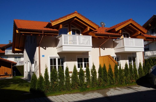 Chieming Apartment | Scenic Ferienwohnung Seeblick with Kitchen & South Balcony