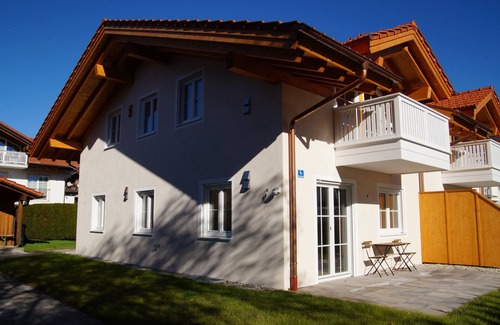 Chieming Apartment | Scenic Ferienwohnung Seeblick with Kitchen & South Balcony