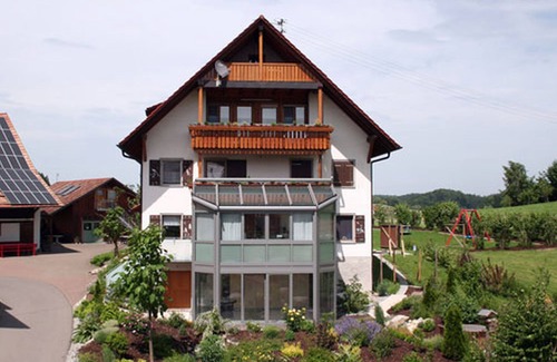 Tettnang Apartment | Stunning Ferienwohnung Seeblick with Balcony & Breakfast