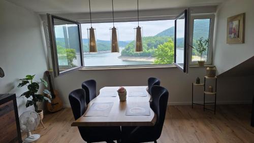 Rurberg Apartment | Discover Ferienwohnung Seerandweg: Child-Friendly Retreat