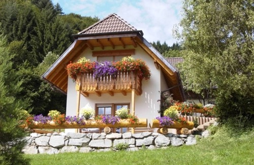 Seelbach Apartment | Comfortable Ferienwohnung "Sonnenschein" for Your Family Stay