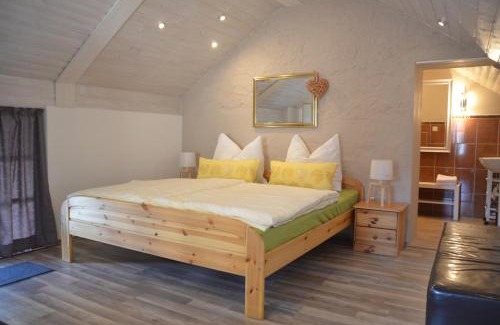 Salmtal Apartment | Oceanfront Retreat: Ferienwohnung Stübchen with Restaurant