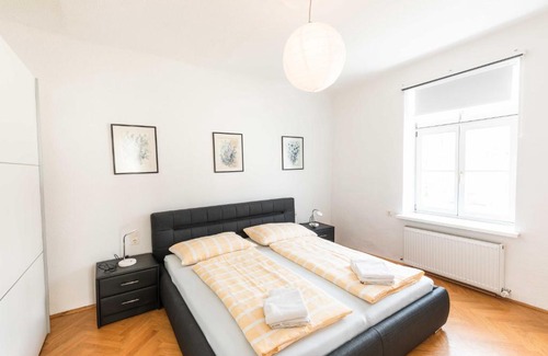 Sankt Polten Apartment | Family-Friendly Ferienwohnung St. Pölten at Rathausplatz