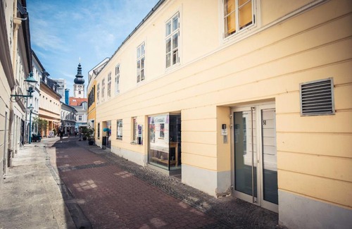Sankt Polten Apartment | Family-Friendly Ferienwohnung St. Pölten at Rathausplatz