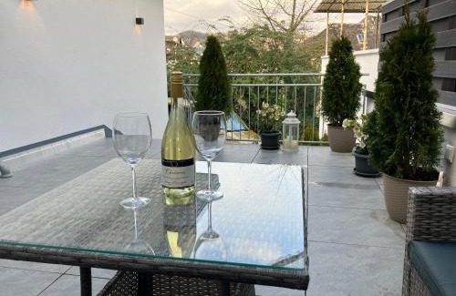 Reil Apartment | Experience Comfort at Ferienwohnung StilleMitte with Hot Tub