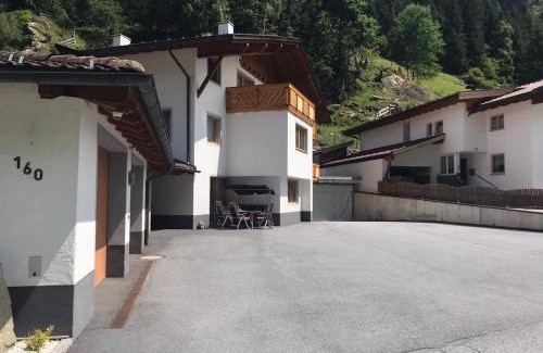 Sankt Leonhard im Pitztal Apartment | Family-Friendly Ferienwohnung Sturm Pitztal with Kitchen