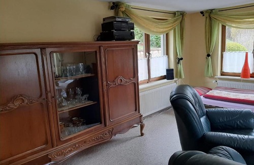 Ziegenrueck Apartment | Pet-Friendly Ferienwohnung Sylvia-Marie for Family Getaways