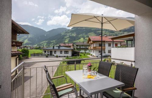 Ramsau im Zillertal Apartment | Cozy Ferienwohnung Taschler with Oceanfront Views