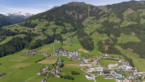 Fuegen Apartment | Family-Friendly Retreat at Ferienwohnung Taferl Awaits