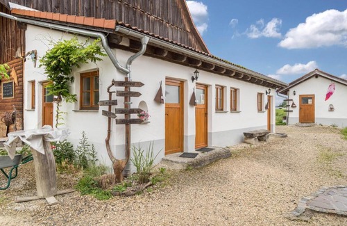 Sauldorf House | Pet Friendly Ferienwohnung Tipihof with Family-Friendly Perks