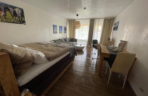 Bad Toelz Apartment | Ferienwohnung TRAUMTAGERL Nähe Stadtmitte mit angenehmen Extras in ruhiger Lage 1 Zimmer als WohnSchlafzimmer