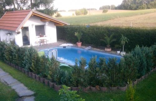 Gottesgrun Apartment | Pet-Friendly Pension Gürtler with Oceanfront Pool & Dining