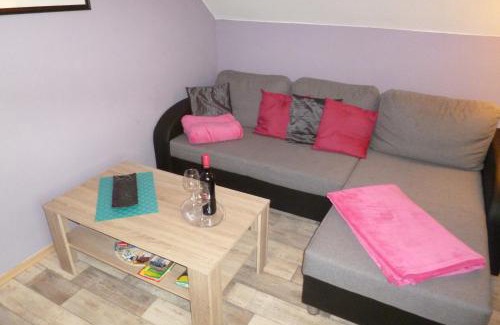 Metternich Apartment | Budget-Friendly Ferienwohnung Uni Koblenz with Family Amenities