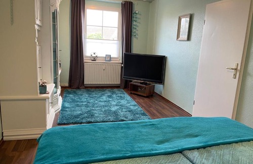 Briesen Apartment | Cozy Retreat: Ferienwohnung Unter den Linden, Child Friendly