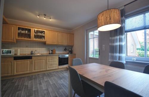 Uplengen Apartment | Family-Friendly Ferienwohnung Up Hobarg with Hot Tub