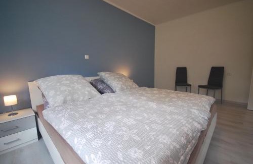 Uplengen Apartment | Family-Friendly Ferienwohnung Up Hobarg with Hot Tub