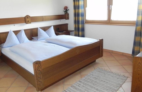 Neumagen-Dhron Bed & Breakfast | Cozy Retreat at Landhaus Mosel with Family-Friendly Amenities