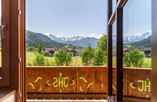 Farchant Apartment | Child-Friendly Retreat at Ferienwohnung Vrenal - Rated 9.7/10