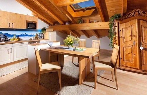 Bischofswiesen Apartment | Cozy Watzmann Apartment for Families with Balcony & Kitchen