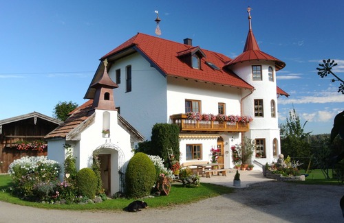 Traunstein Apartment | Relax in Ferienwohnung "Waldblick" with Kitchen & Wi-Fi